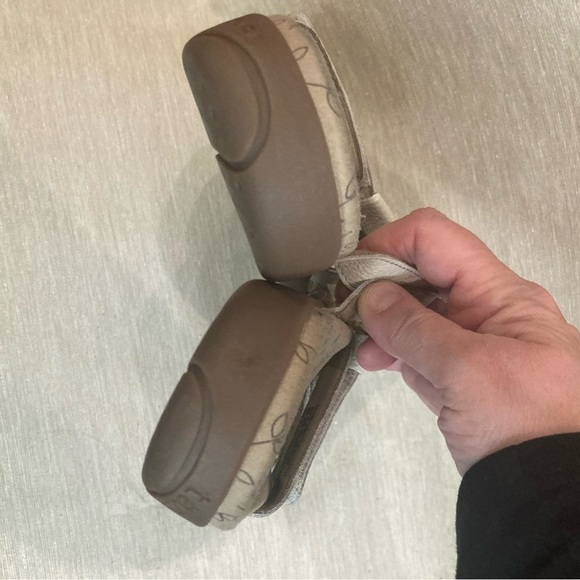 TAOS Sz 9 The Prize 3 Slip On  Strappy Velcro Closure Metal Blue Decor Sandals - Picture 10 of 13